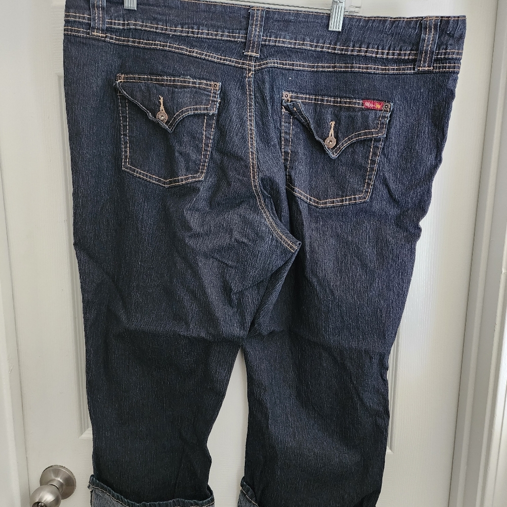 Hissy Fit dark wash jean capris.